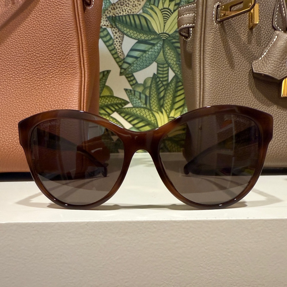 CHANEL gold and Brown cat eye Sunglasses. Pristine!